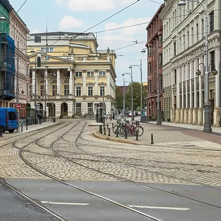 Azure Teatralna With Air Conditioning In By Renters アパート